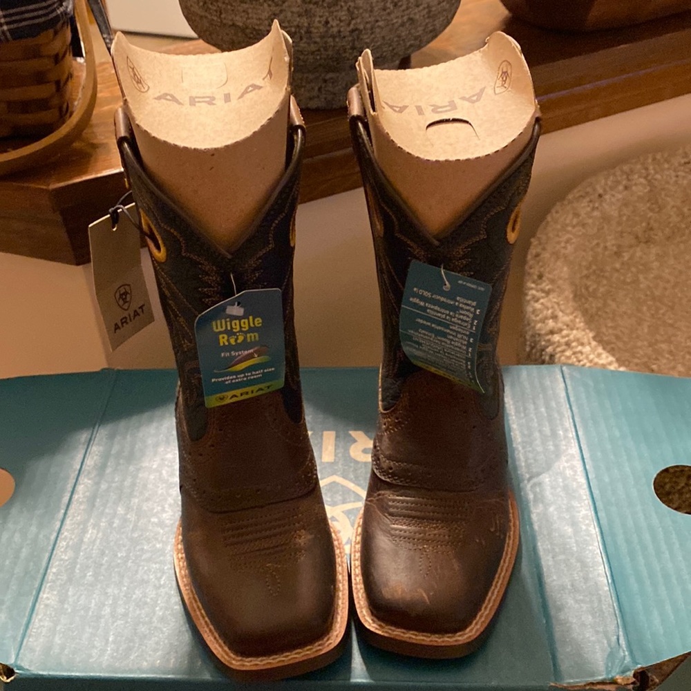 NWT Ariat Heritage Roughstock boys boots size 10.5